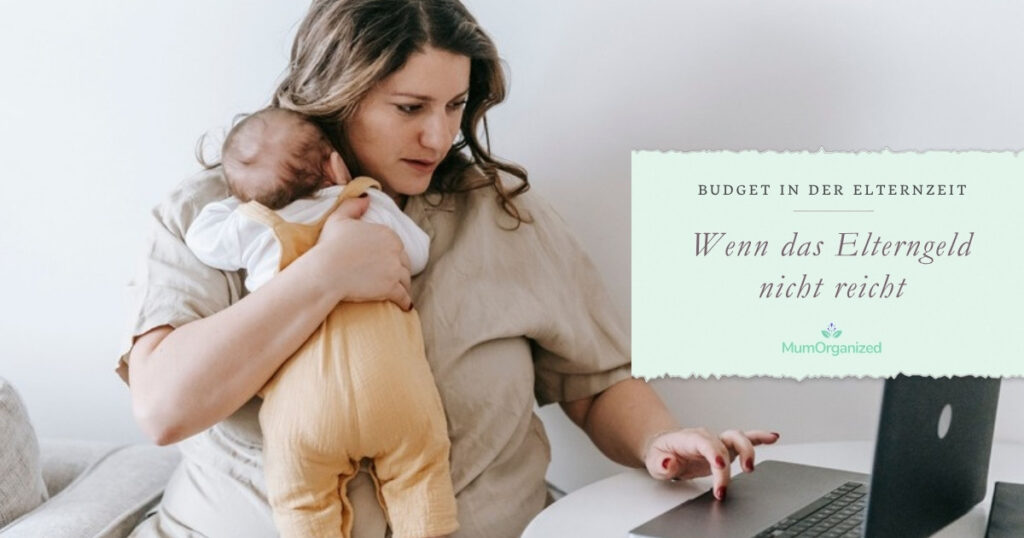 Mama hält ihr Baby im Arm und arbeitet am Laptop