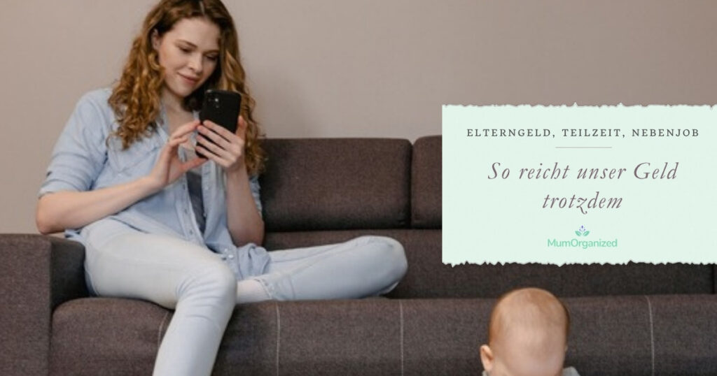 Mama sitzt mit dem Handy auf dem Sofa, davor spielt ein Baby mit einem Stapelturm